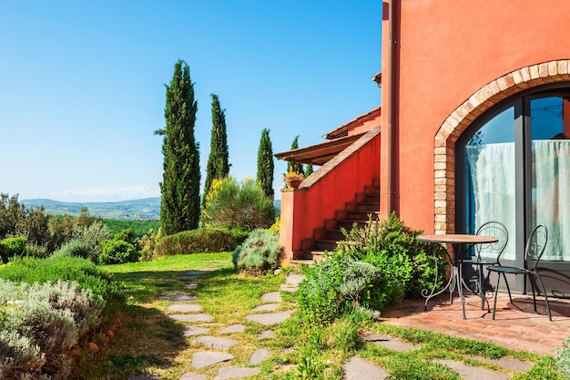 Красивая терраса загородного дома в Тоскане, Италия