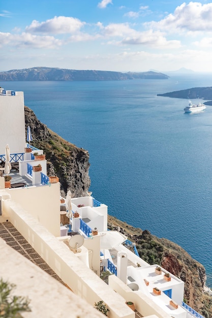海の見える美しいテラス サントリーニ島ギリシャ。白い建築と夏休みの雰囲気