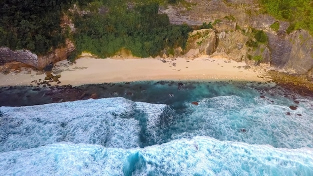 Photo beautiful texture of dark ocean waves with white foam drone filming breaking surf in indian ocean on