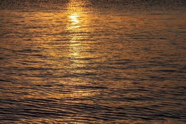 Foto bella trama del mare dorato al tramonto