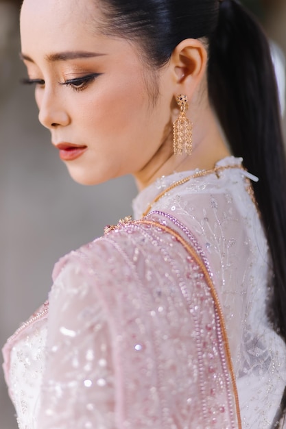 태국 전통 의상을 입은 아름다운 태국 여자 신부 태국 여자 아름다운
