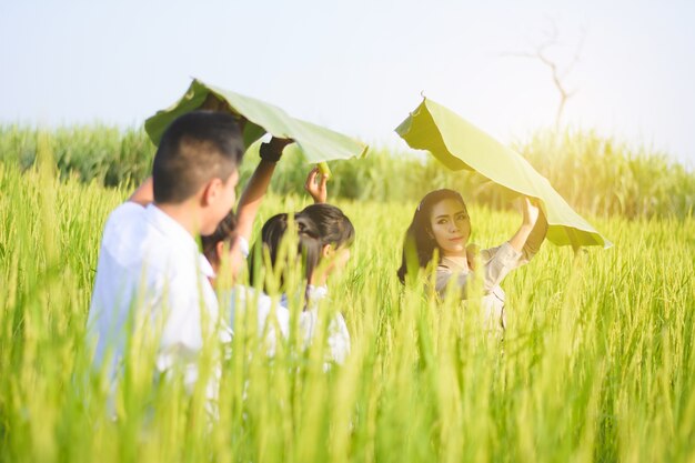 균일 한 교육 학생의 아름다운 태국 교사는 야외에서 자연의 것들을 배울 수