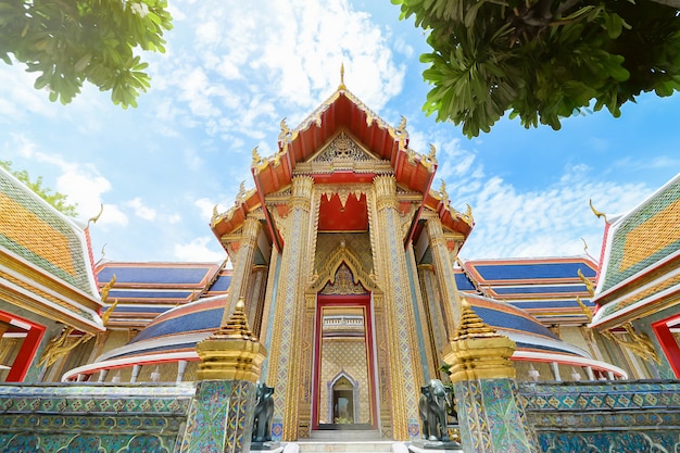 Foto bello tempio tailandese wat rachabophit - bangkok, tailandia