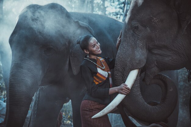 Фото Красивая тайская женщина проводит время со слоном в джунглях