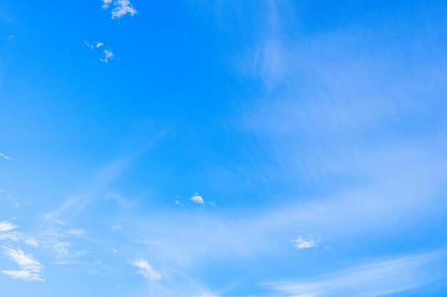 Foto belle nuvole minuscole sullo sfondo del cielo blu