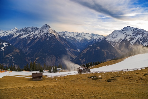 Belle cime di montagne e cielo blu