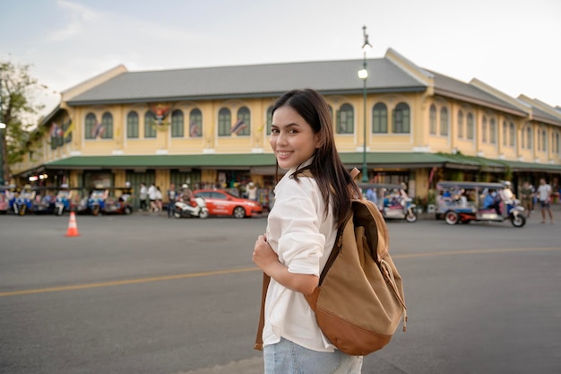 休暇の観光とタイのバンコク市内を探索する美しい観光客の女性