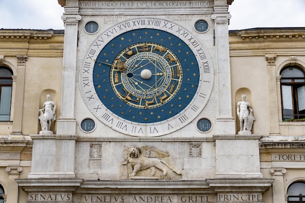 이탈리아 파도바(Padua)의 시뇨리 광장(Piazza dei Signori)에 조각품과 조각품이 있는 아름다운 타워 시계