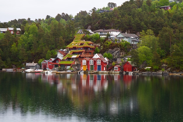 красивый город в фьорде норвегии