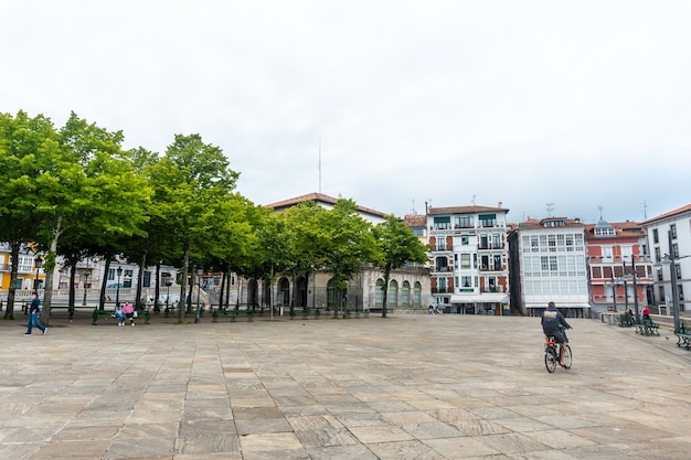 カンタブリア海のビスケー湾、レケイティオ市の海沿いの美しい町の広場。バスク