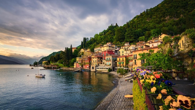 Foto bella cittadina di varenna lago di como italia