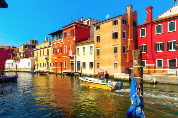 Красивая традиционная улица канала с разноцветными домами и лодками
