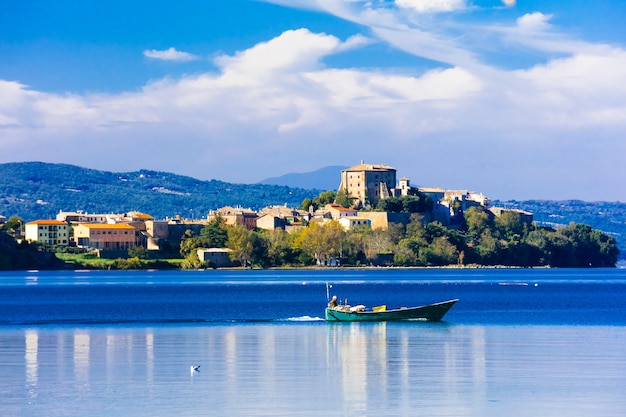 Splendido scenario tranquillo del lago di bolsena, capodimonte. italia