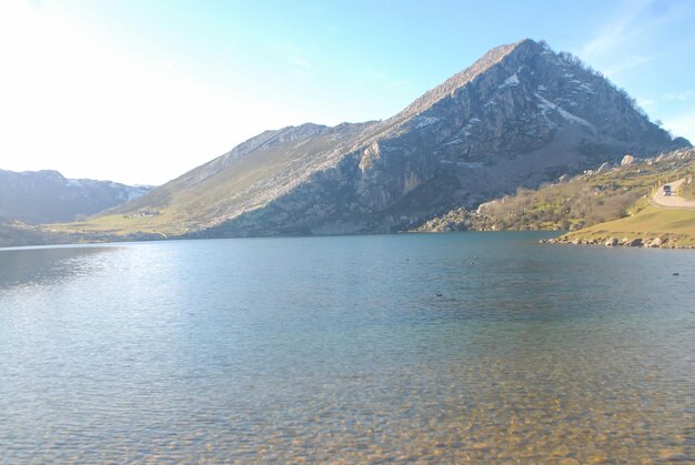 사진 산 사이의 아름다운 투명한 호수