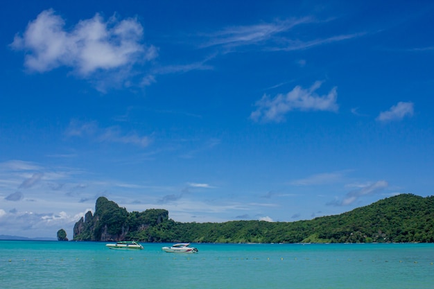 Foto bella baia tropicale di ao loh dalum sull'isola di phi phi don, krabi thailandia, vista mare, vacanze estive.