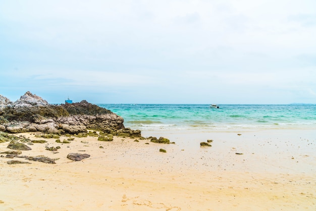 Foto bellissima spiaggia tropicale a koh larn a pattaya