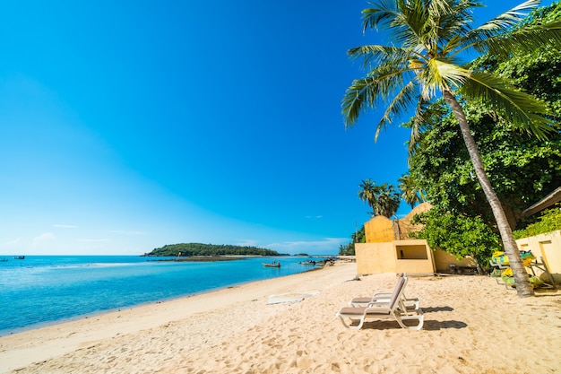 Bella spiaggia tropicale e mare con sedia su cielo blu