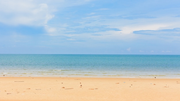 Bellissima spiaggia tropicale e mare