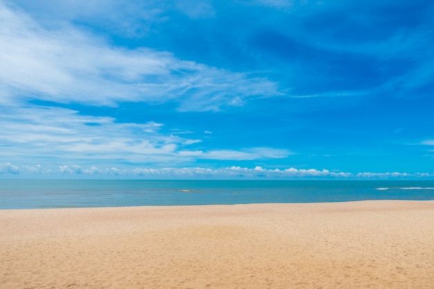 Foto bellissima spiaggia tropicale e mare