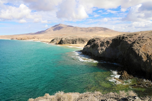 Фото Красивый тропический пляж с синим морем