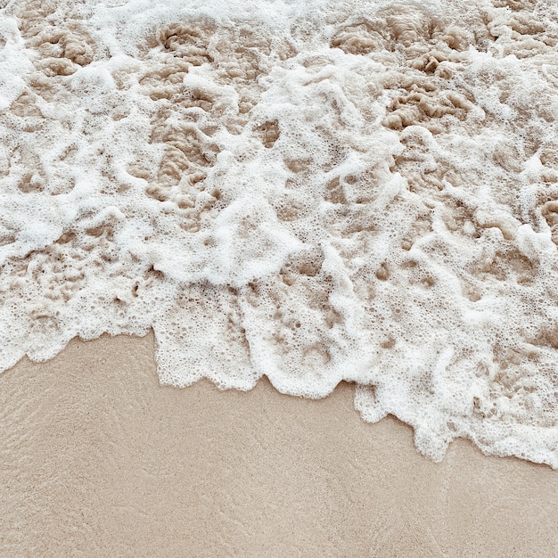 Foto bellissima spiaggia tropicale con sabbia bianca e mare con onde spumose bianche a phuket