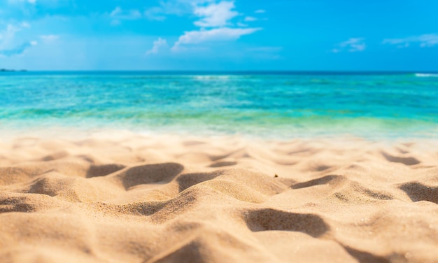 明るい青空の背景に青い背景のビーチと美しい熱帯のビーチと海