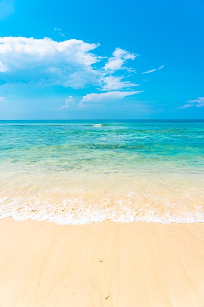 Фото Красивый тропический пустой океан моря пляжа с белым облаком на голубом небе