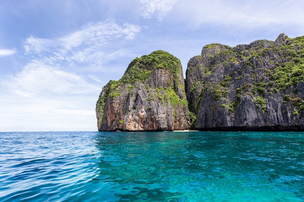 Bella baia tropicale dell'isola a maya bay sull'isola di phi phi leh nel giorno del sole