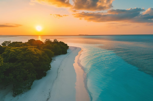 Foto bella spiaggia paradisiaca di un'isola tropicale al tramonto palme sabbia bianca morbida e acqua turchese