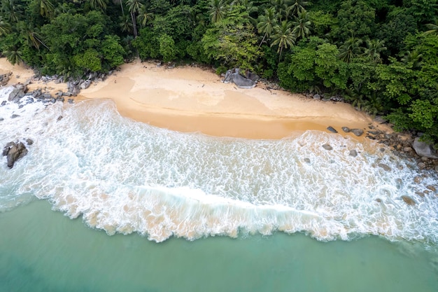 Красивый тропический остров с пляжем и пляжем свободы кокосовой пальмы на пхукете