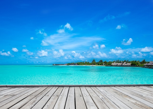 Foto bellissima isola tropicale delle maldive con spiaggia, mare e cielo blu per il concetto di sfondo vacanza vacanza natura