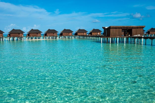 Красивый тропический остров Мальдивы с пляжем. Море с водой бунгало