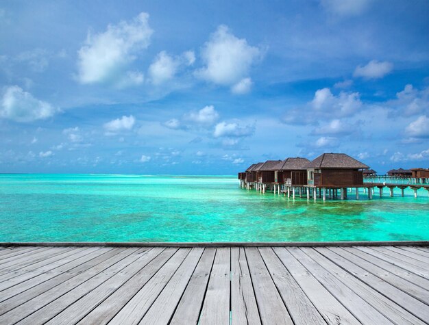 Красивый тропический остров Мальдивы с пляжем, море с водяными бунгало.