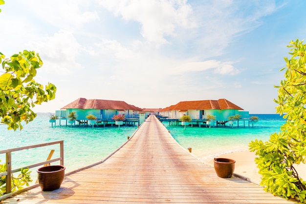 해변과 바다가있는 아름다운 열대 몰디브 리조트 호텔과 섬