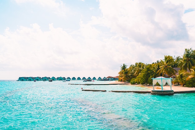 Красивый тропический курортный отель на Мальдивах и остров с пляжем и морем