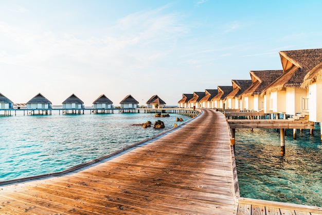 美しい熱帯モルディブのリゾートホテルとビーチと海のある島