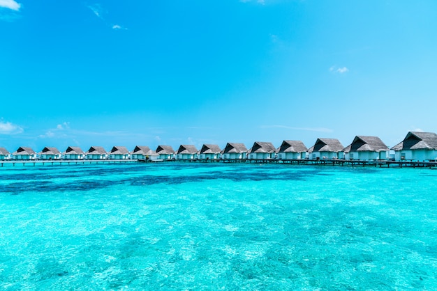 Foto splendido hotel resort tropicale e isola delle maldive con spiaggia e mare