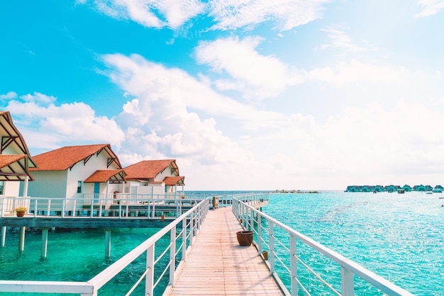 Foto splendido hotel resort tropicale e isola delle maldive con spiaggia e mare