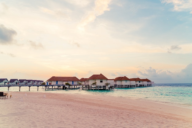 Splendido hotel resort tropicale e isola delle maldive con spiaggia e mare