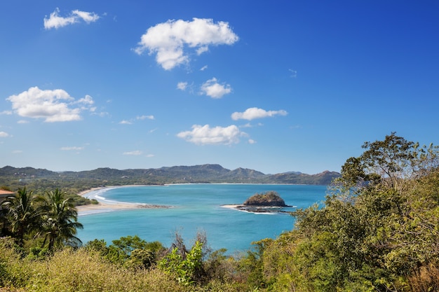 Foto bella costa tropicale dell'oceano pacifico in costa rica