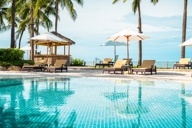 Photo beautiful tropical pool with umbrellas and chairs