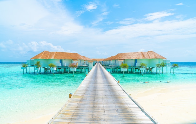 Красивый тропический курортный отель на море