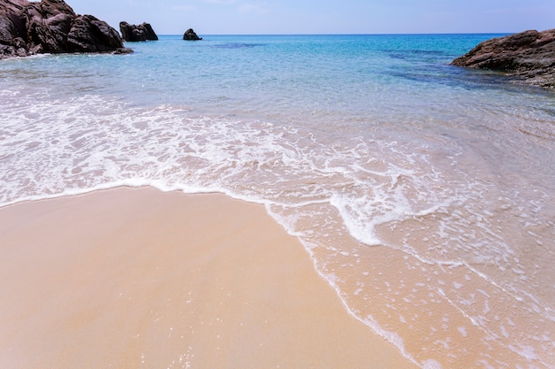 Foto sabbia bianca della bella spiaggia tropicale del mare con l'onda che si schianta sulla riva sabbiosa