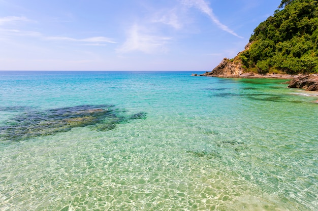 美しい熱帯の海と澄んだ青い空を背景