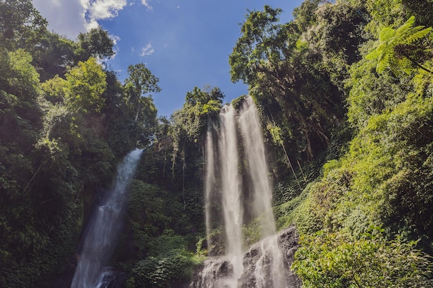 Красивый тропический водопад Секумпул на Бали, Индонезия