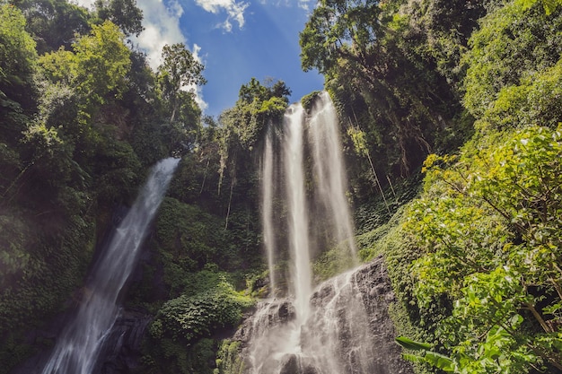 Foto bella cascata tropicale di sekumpul a bali indonesia