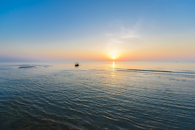 Bellissima alba tropicale sulla spiaggia.