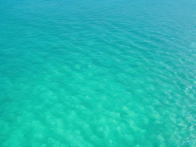 美しい熱帯のターコイズブルーの透明な海水面