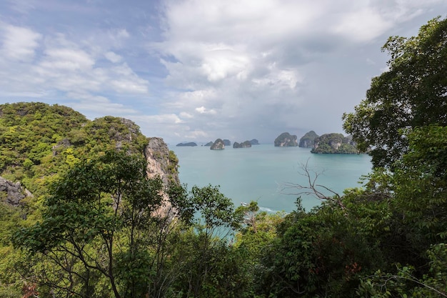 태국 끄라비(Krabi Thailand) 연안 안다만해(Andaman Sea)의 코홍(Koh Hong) 섬에 푸른 하늘과 푸른 바다가 있는 아름다운 열대 백사장