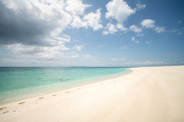 美しい熱帯の白い砂浜と海